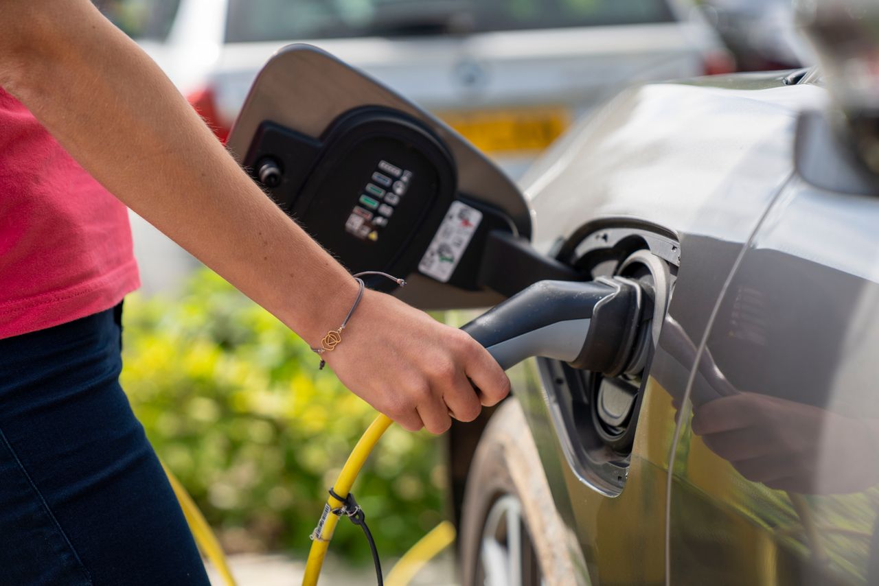 Van laadpalen tot brandbeveiliging: wat regelt een elektrotechnisch installatiebedrijf eigenlijk allemaal?