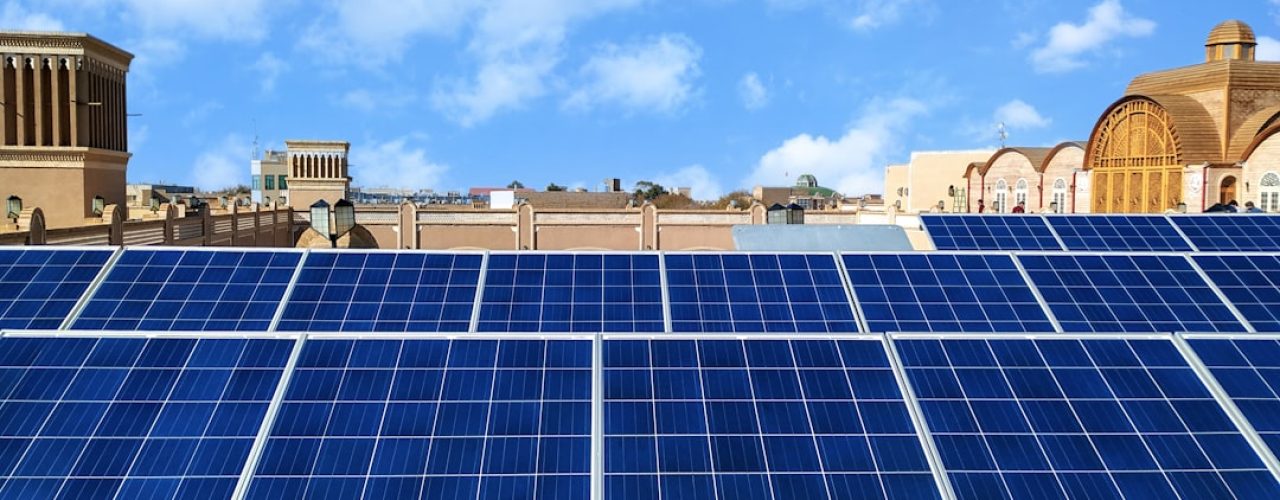 Aansluiten zonnepanelen: een helder stappenplan voor thuis