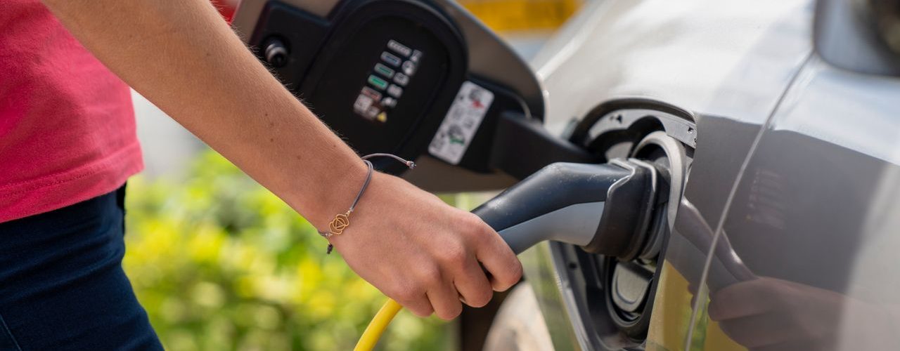 Van laadpalen tot brandbeveiliging: wat regelt een elektrotechnisch installatiebedrijf eigenlijk allemaal?