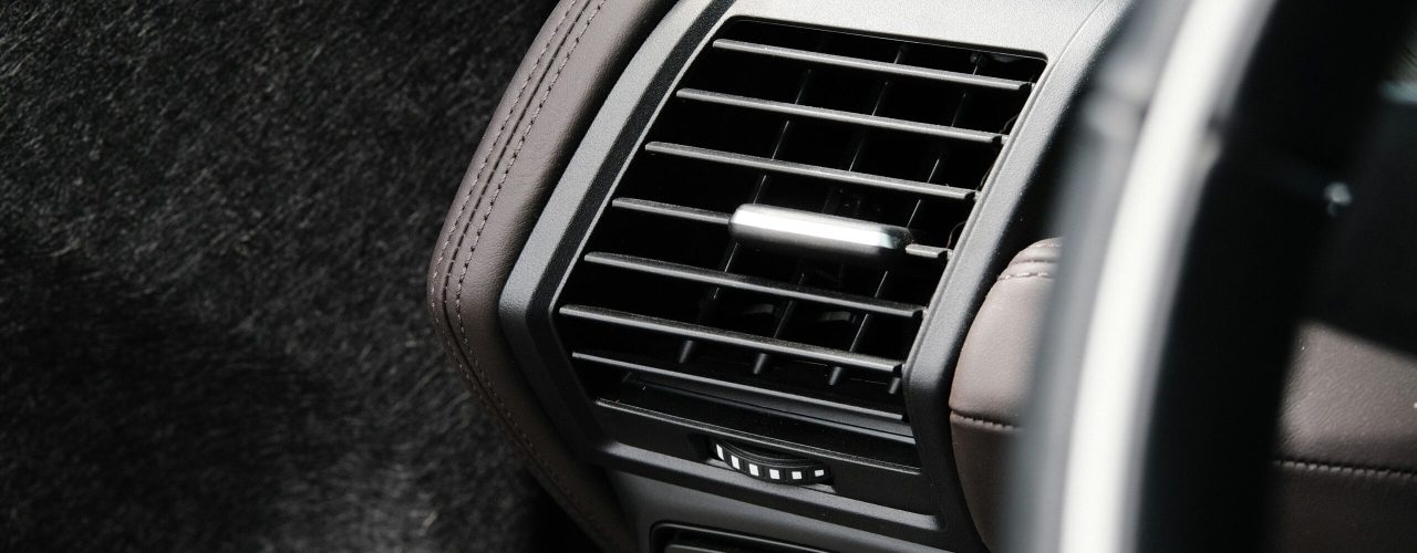 Wanneer de airco van je auto stinkt: oorzaken en oplossingen